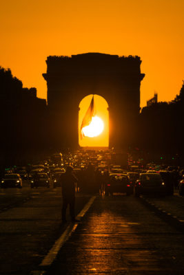 Coucher de soleil à l'Arc de Triomphe depuis les Champs Elysées, Paris, France